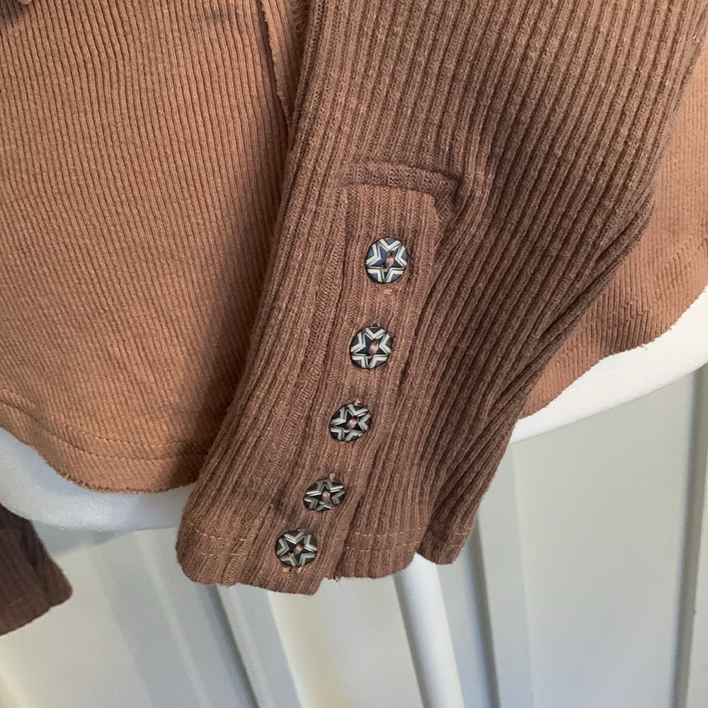 POL Olive Long Sleeve Cutout Top cute & eye catching! - Picture 4 of 7